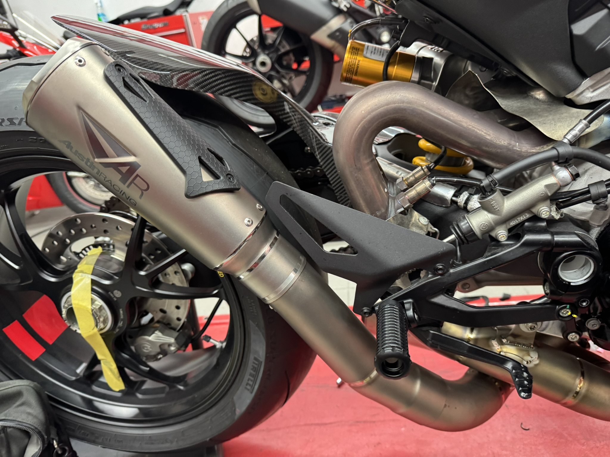 Panigale V4に装着したAustin Racing RS2のサイレンサーと配管